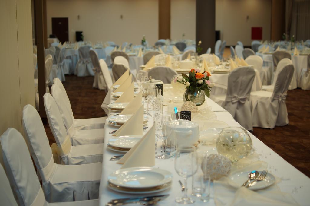 Hotel Milenium Legnica Buitenkant foto