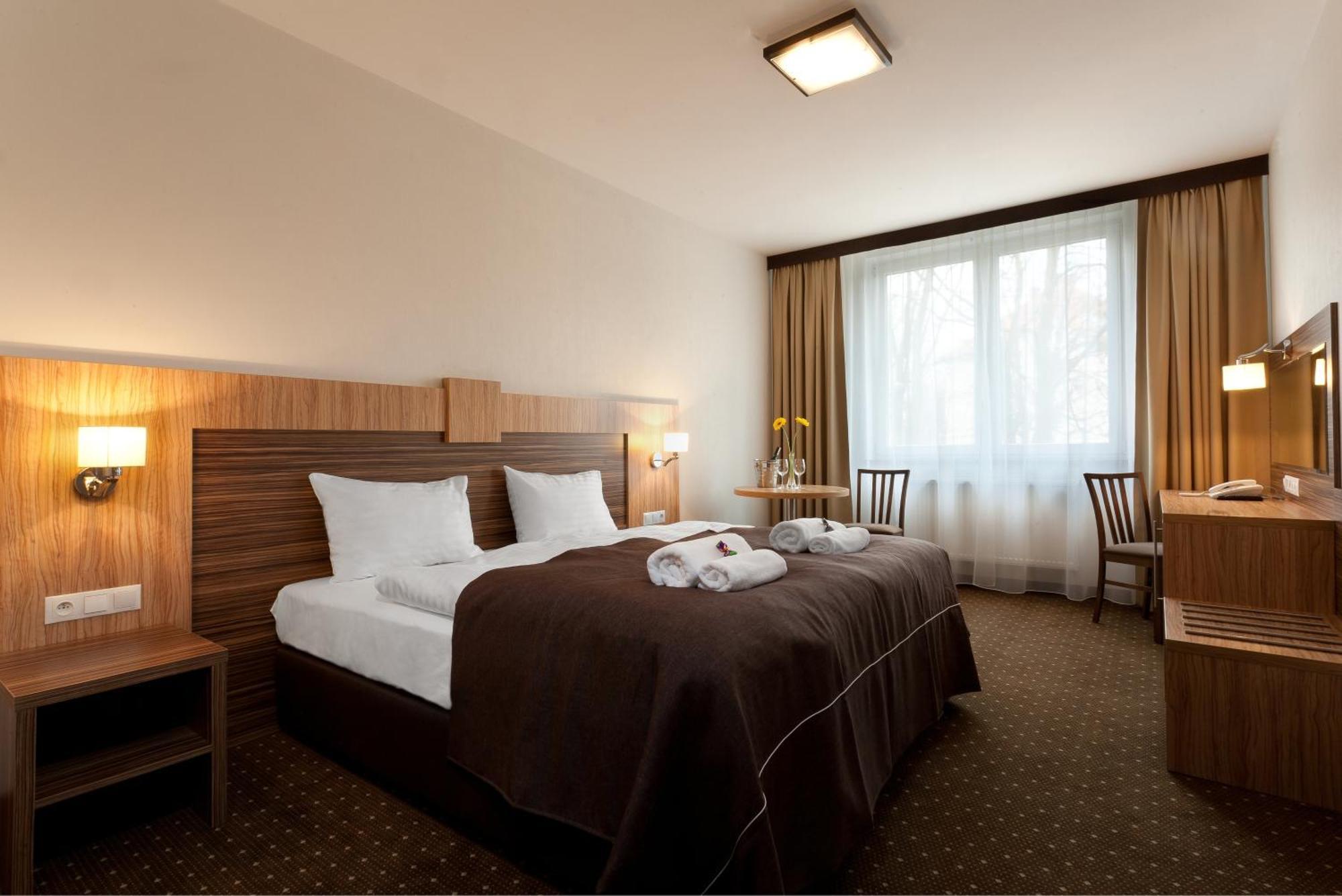 Hotel Milenium Legnica Buitenkant foto